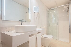 Toalettartikler (inkludert), hårføner og håndklær