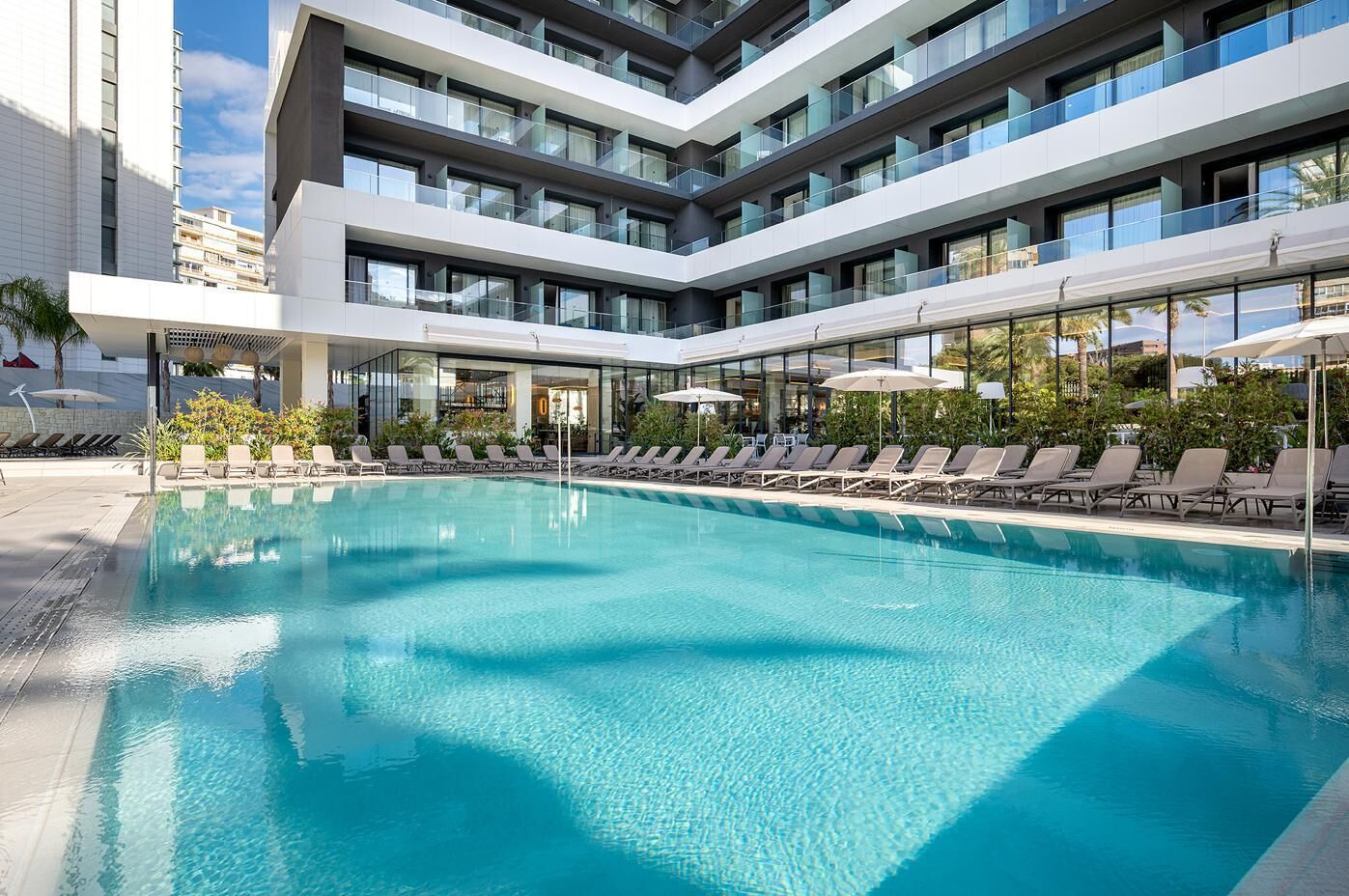 2 albercas al aire libre y camastros 