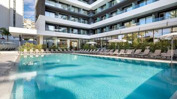 2 outdoor pools, pool loungers