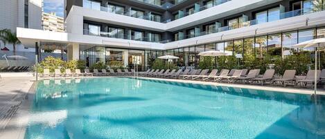 2 outdoor pools, pool loungers