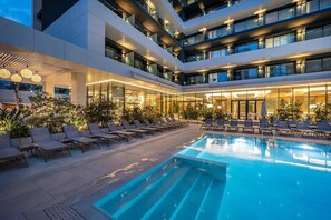 A modern hotel with a rooftop pool, multiple floors, and outdoor seating areas. - Hotel Port Alicante City & Beach (Alicante)