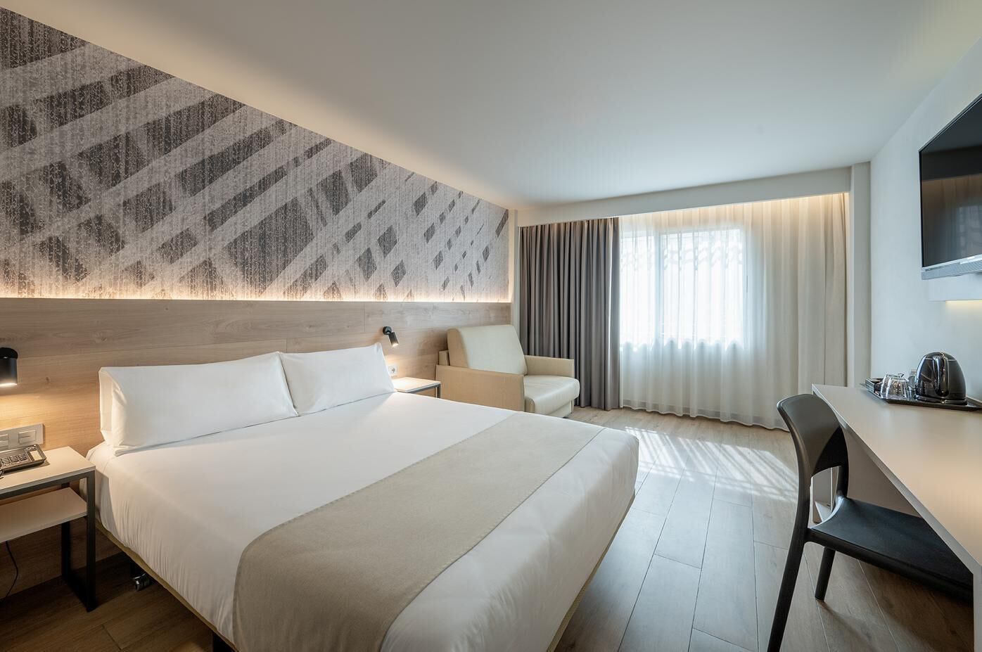 Safe på rommet, skrivebord og skrivebord for bærbar PC