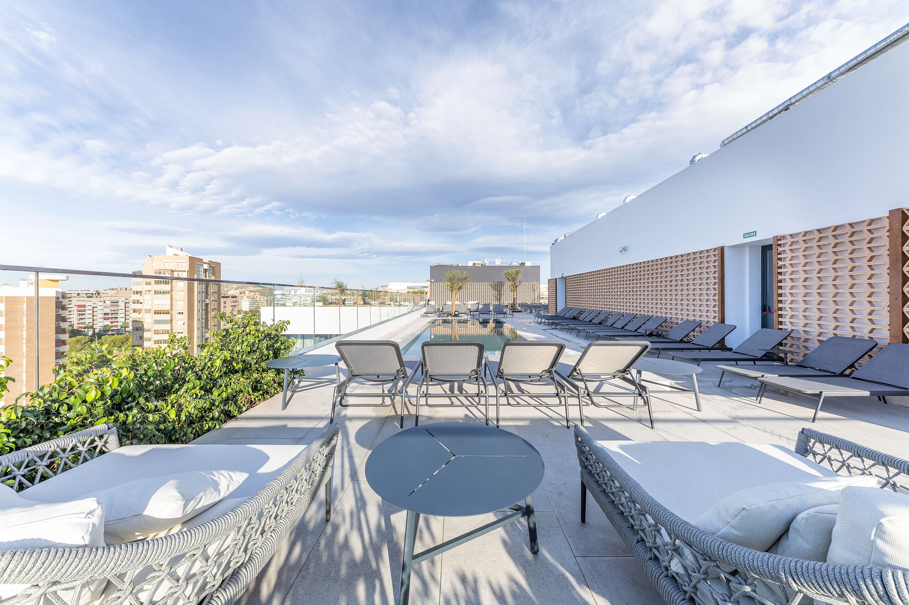 2 buitenzwembaden, ligstoelen bij het zwembad