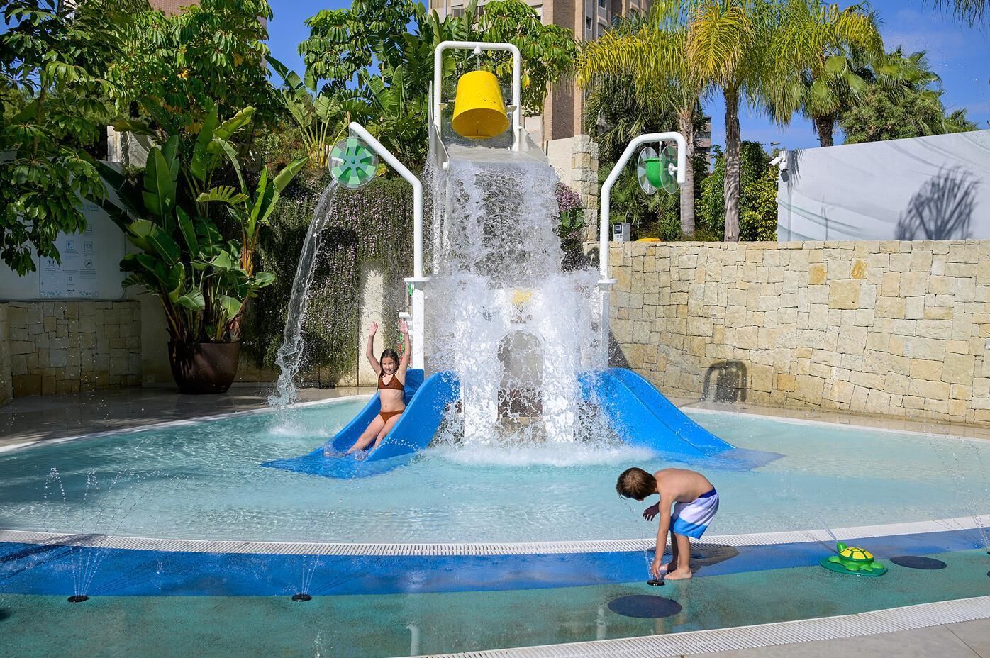 2 buitenzwembaden en ligstoelen