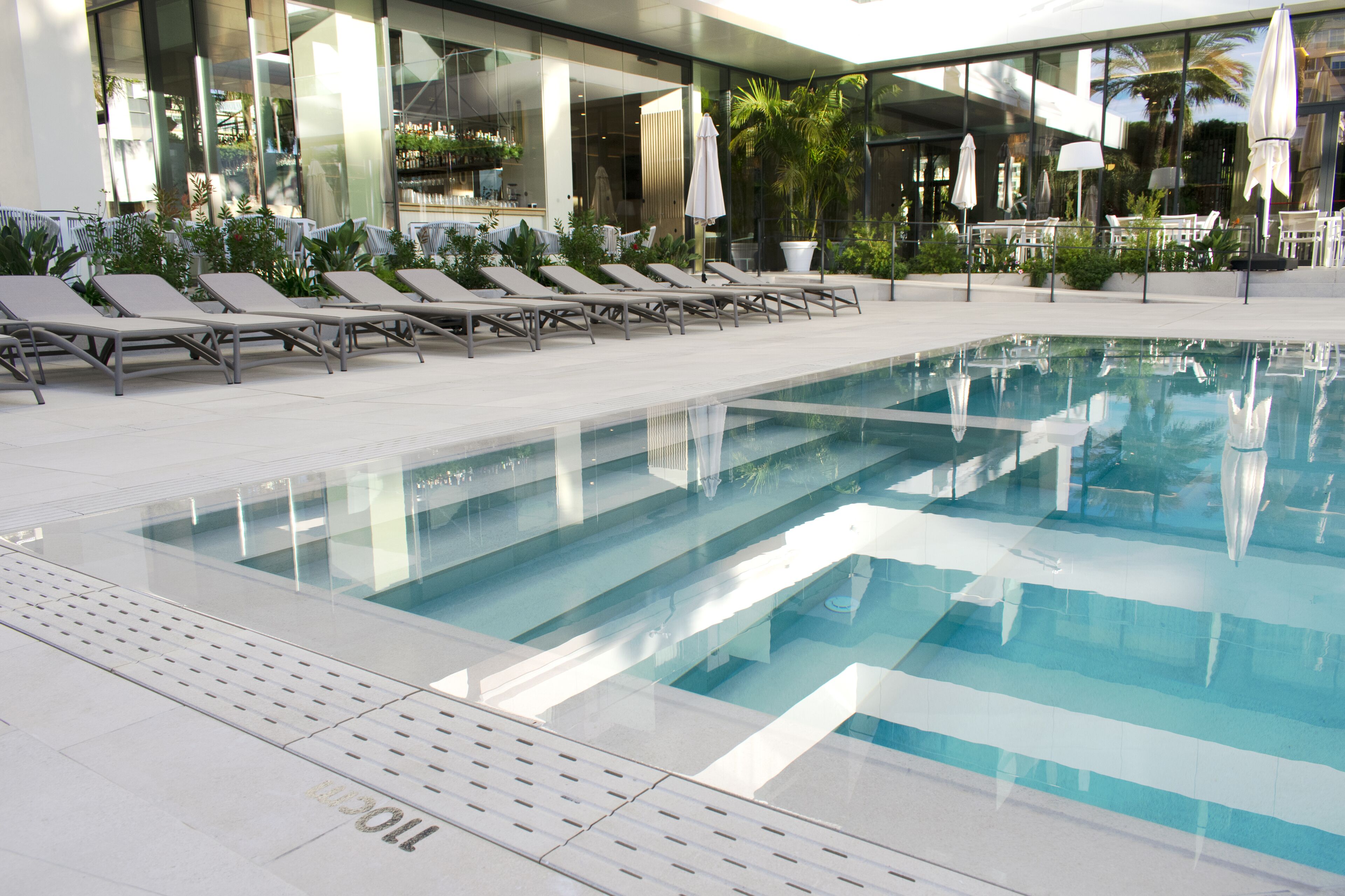 2 piscinas al aire libre, tumbonas