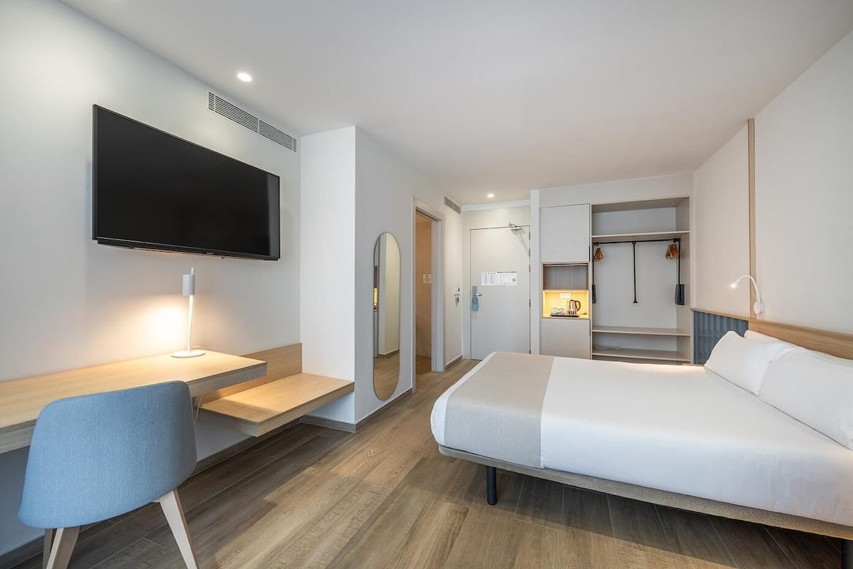 Safe på rommet, skrivebord og skrivebord for bærbar PC