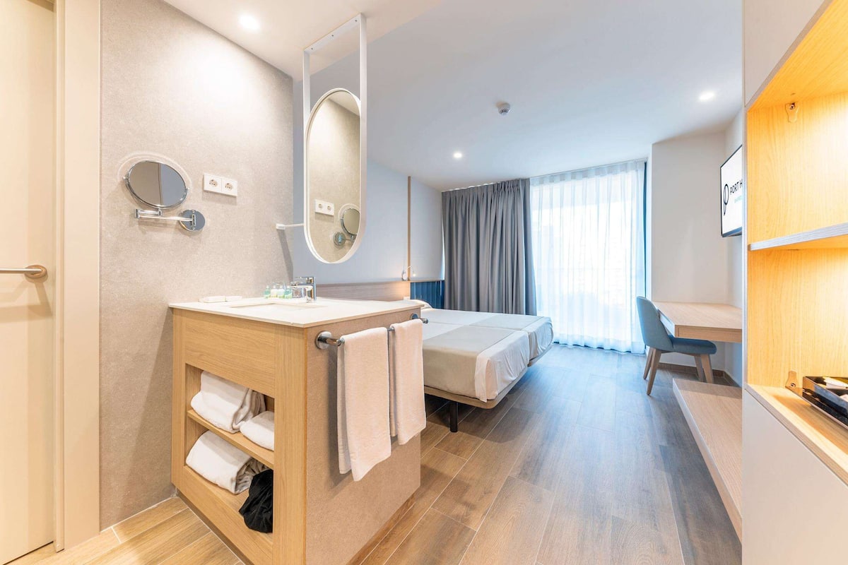 combined shower/bathtub, free toiletries, hair dryer, towels