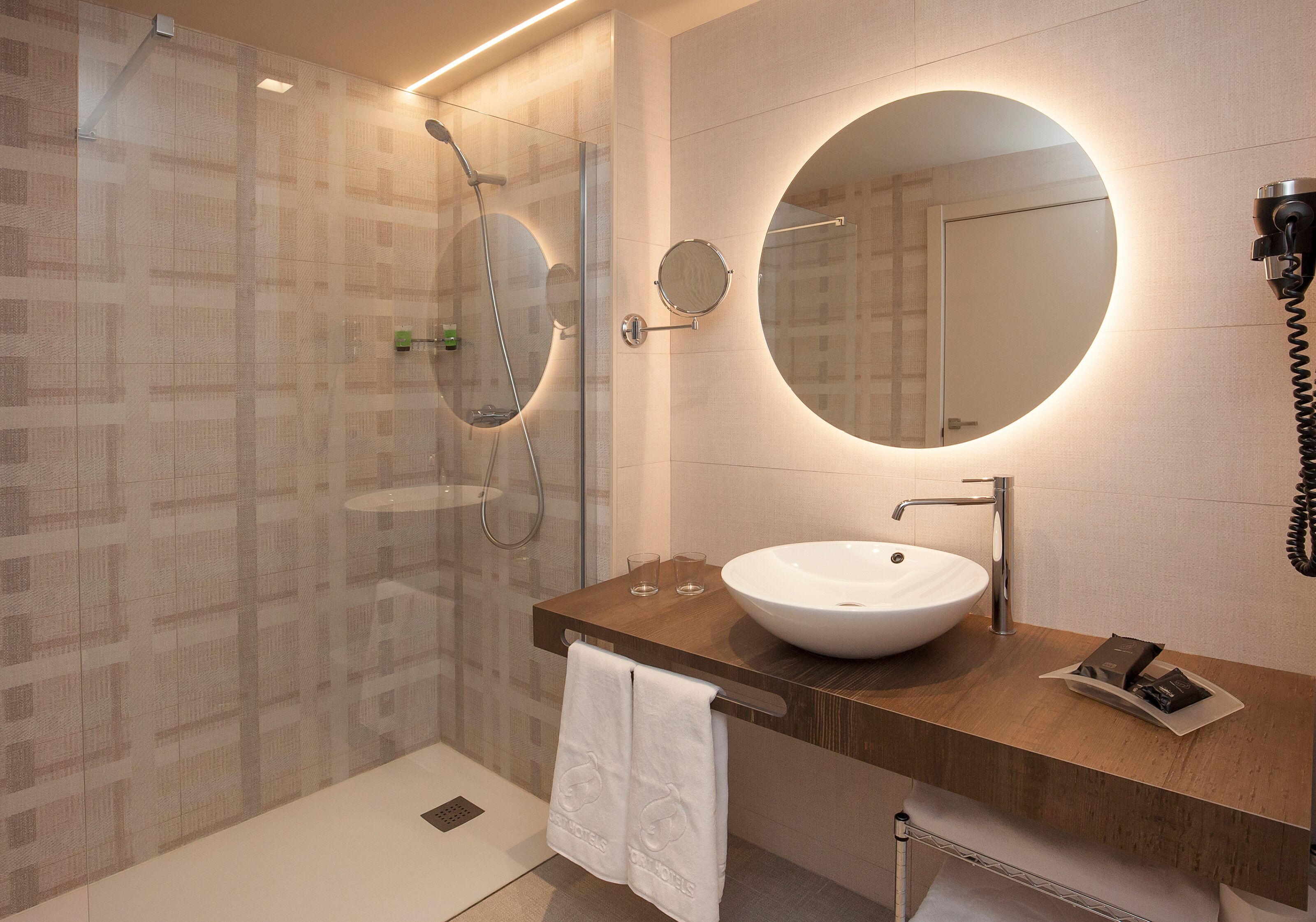 combined shower/bathtub, free toiletries, hair dryer, towels