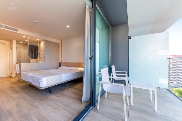 Una cassaforte in camera, una scrivania, postazione laptop