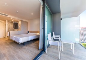 Caja de seguridad en la habitación y escritorio 