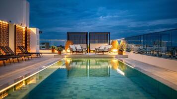 2 piscines extérieures, chaises longues