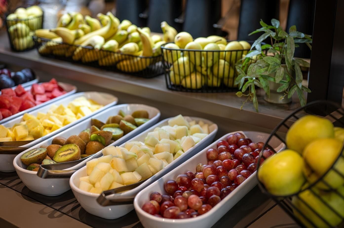 Buffet amb diferents fruites i verdures.