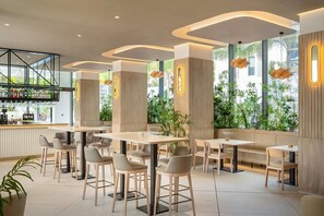 Petit déjeuner, déjeuner et dîner servis sur place, vue sur la piscine