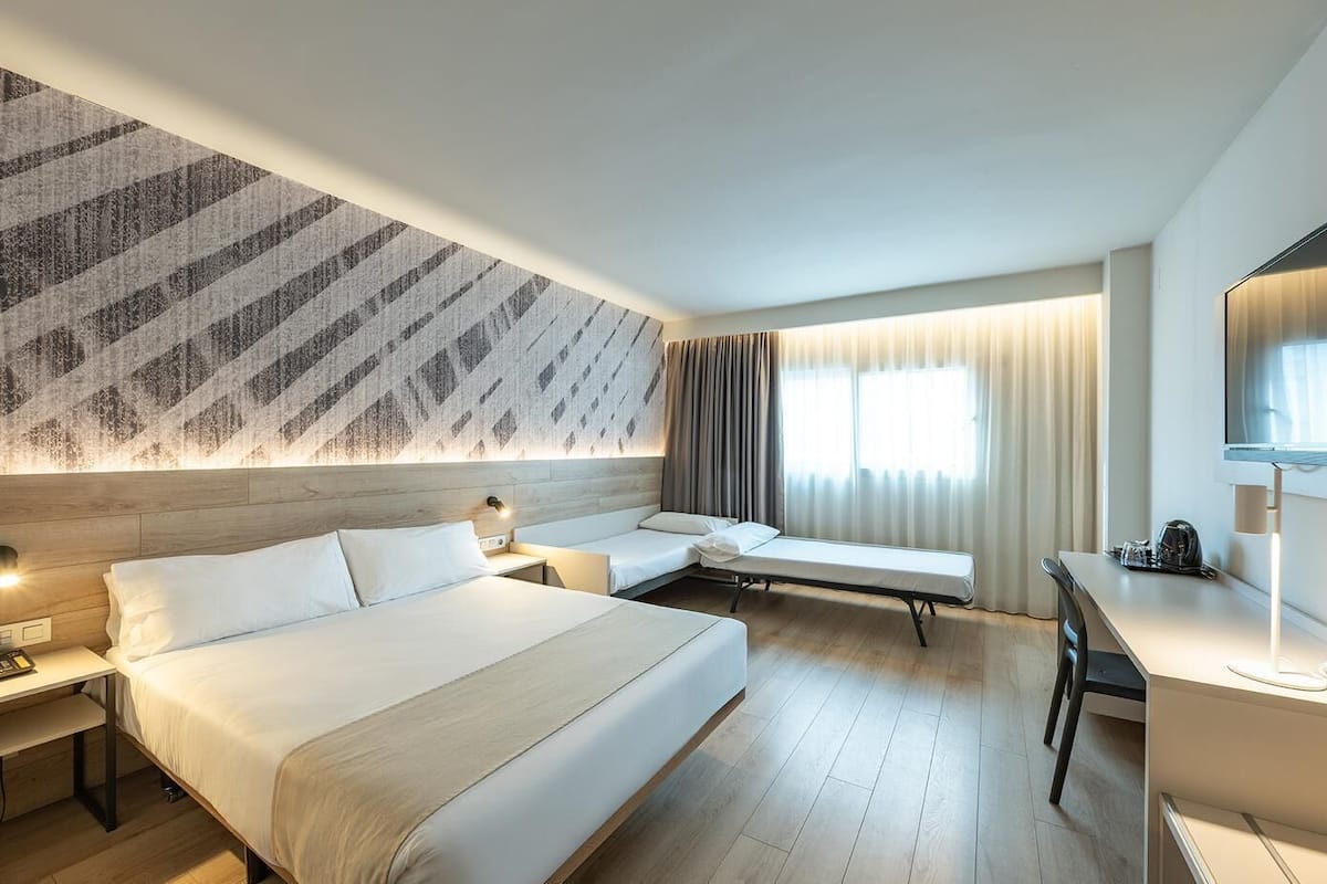 Safe på rommet, skrivebord og skrivebord for bærbar PC