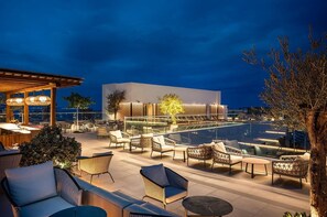 Petit déjeuner, déjeuner et dîner servis sur place, vue sur la piscine