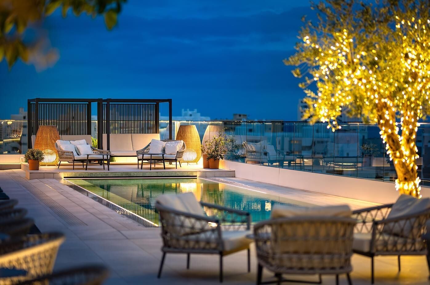 2 outdoor pools, pool loungers