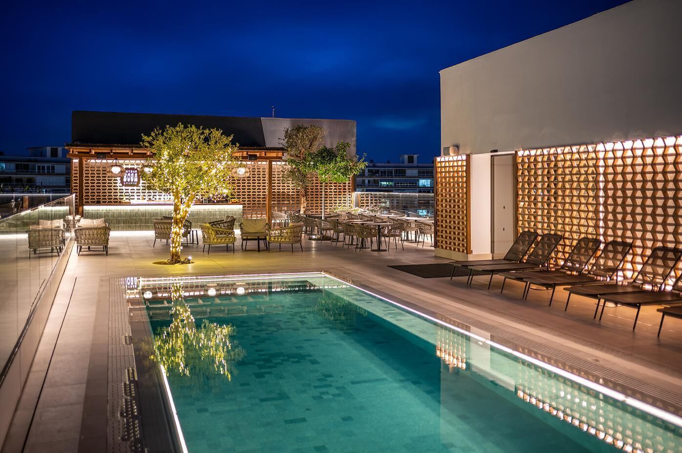 2 من حمّامات السباحة الخارجية، مقاعد للتشمس