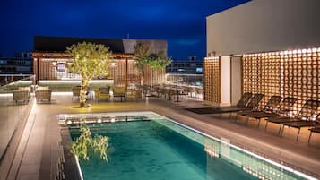 2 من حمّامات السباحة الخارجية، مقاعد للتشمس