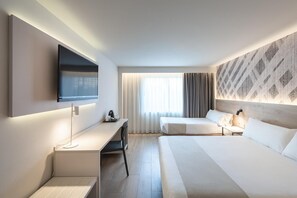 Down comforters, in-room safe, desk, laptop workspace - Hotel Port Alicante City & Beach (Alicante)