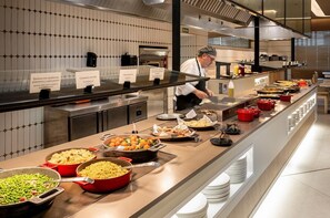 Frukost, lunch och middag serveras