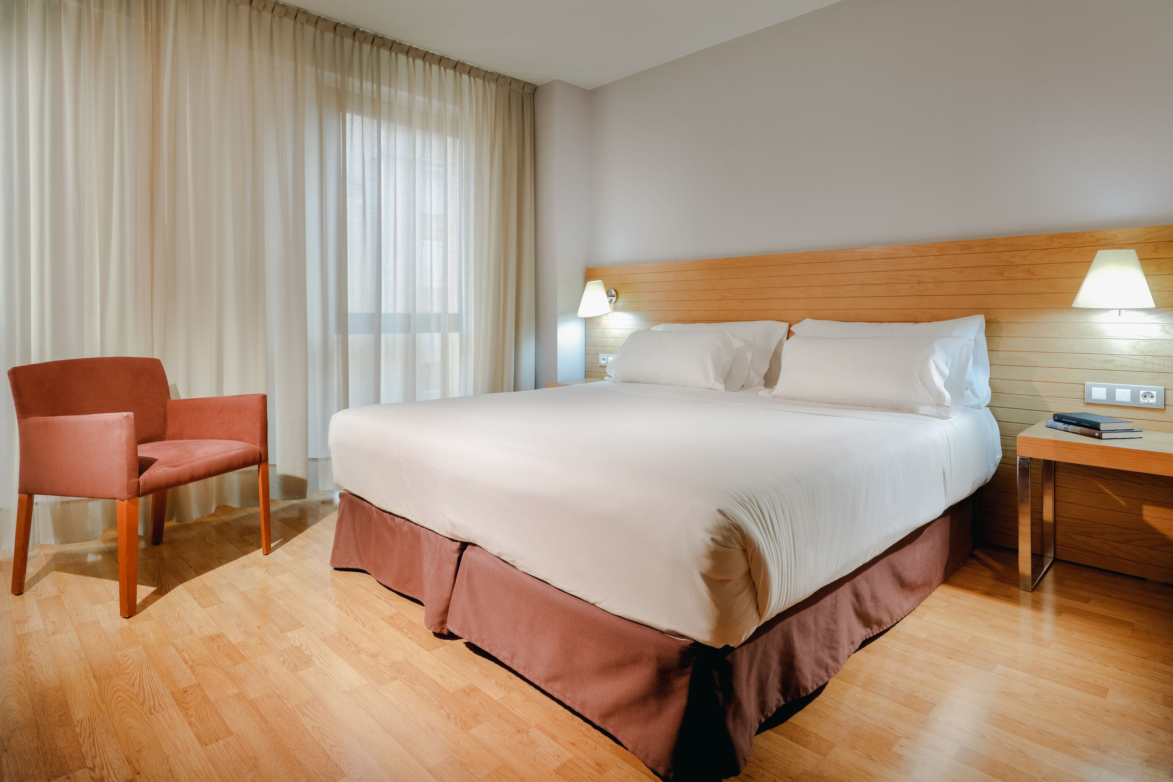 standard room | down duvets, minibar, in-room safe, desk