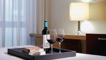 Camera Standard | Copriletto in piuma, minibar, una cassaforte in camera, una scrivania