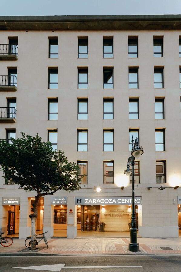 A multi-story building with a central entrance labeled "Zaragoza Centro" and adjacent "Al Punto" and "Cafetería Al Punto" entrances. - Hesperia Zaragoza Centro (Zaragoza)