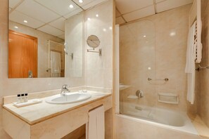 Down comforters, minibar, in-room safe, desk - Hesperia Zaragoza Centro (Zaragoza)