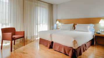 Selimut bulu angsa, minibar, brankas, dan meja kerja