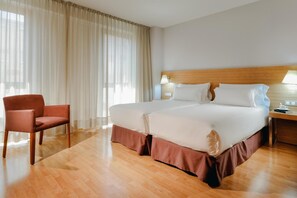 Down duvets, minibar, in-room safe, desk - Hesperia Zaragoza Centro (Zaragoza)