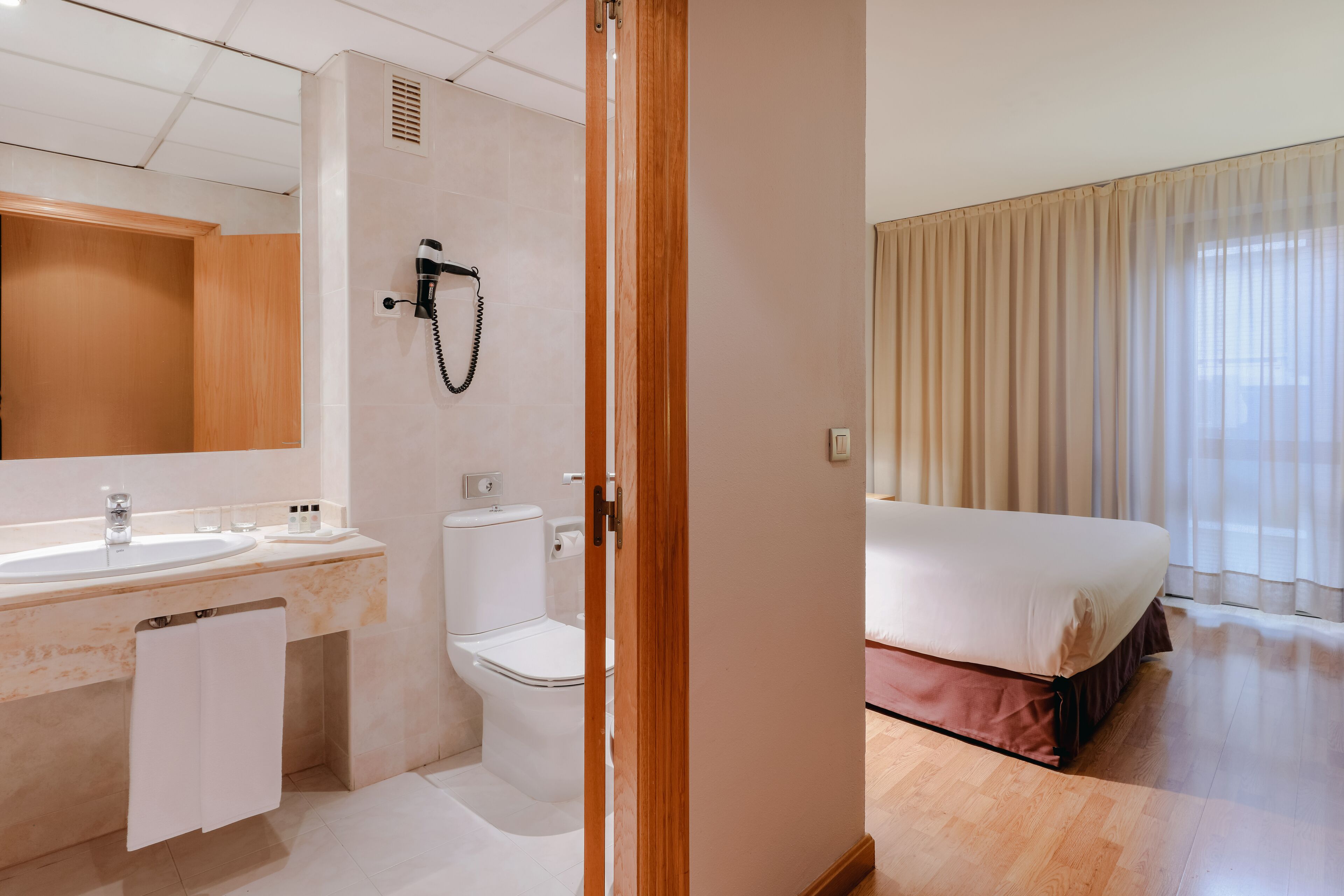 standard room | bathroom | free toiletries, hair dryer, bidet, towels