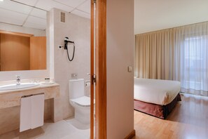 A modern hotel bathroom with a sink, toilet, and shower. - Hesperia Zaragoza Centro (Zaragoza)