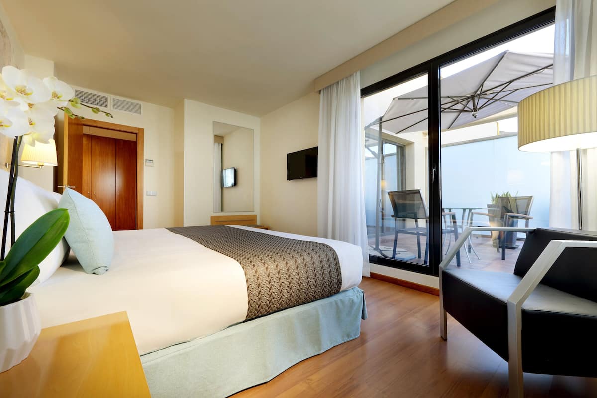 suite, jetted tub | 1 bedroom, minibar, in-room safe, desk