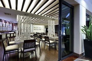 Déjeuner et dîner servis sur place, spécialités Cuisine espagnole