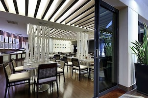 Se sirven almuerzos, cenas y cocina española