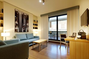 Junior-sviitti | Minibaari, tallelokero huoneessa, työpöytä, ilmainen Wi-Fi