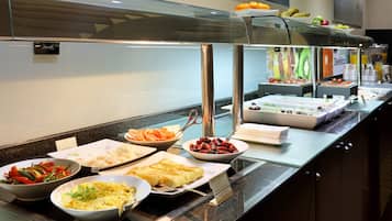 Tägliches Frühstücksbuffet (13 EUR pro Person)