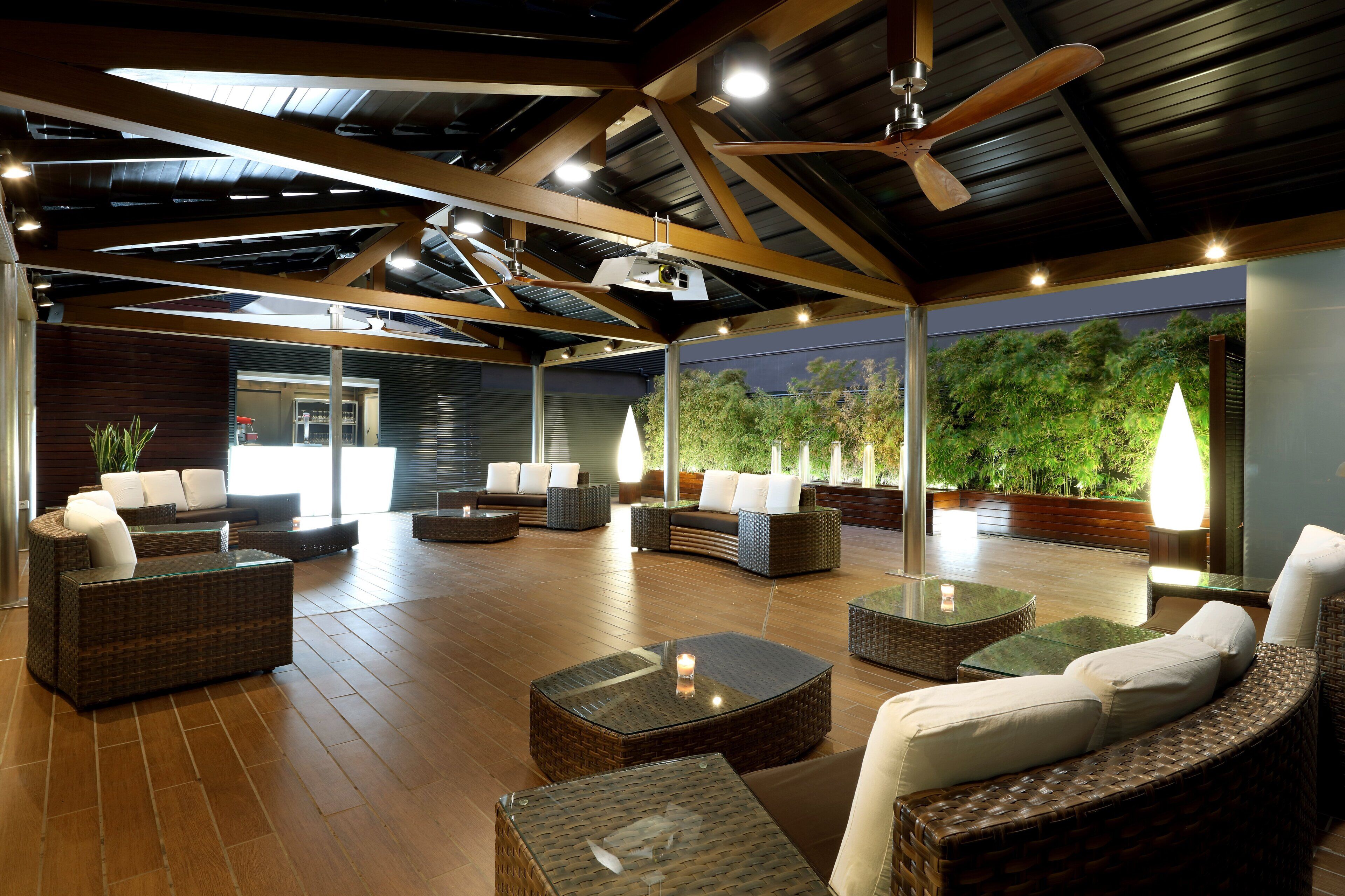 Con servicio de comidas y cenas 