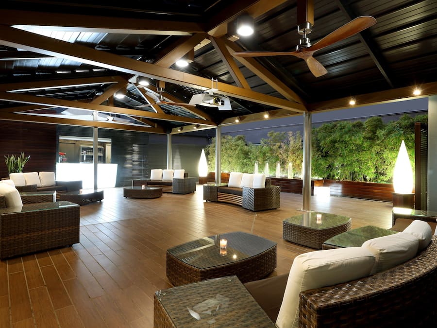 Serves lunch and dinner