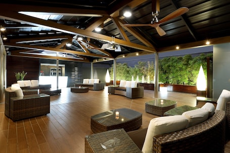 Serves lunch and dinner