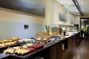 Petit déjeuner buffet servi tous les jours en supplément
