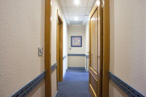 Phòng Suite (2 adults + 2 children) | Nệm có lớp đệm bông, minibar, két bảo mật tại phòng, bàn