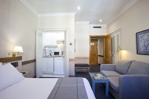 Studio | Pillowtop beds, minibar, in-room safe, desk - Espahotel Gran Via (Madrid)