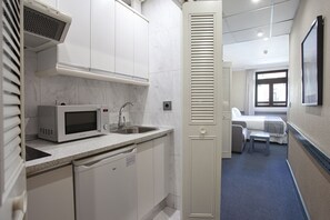 Refrigerador, parrilla de estufa y tetera eléctrica 