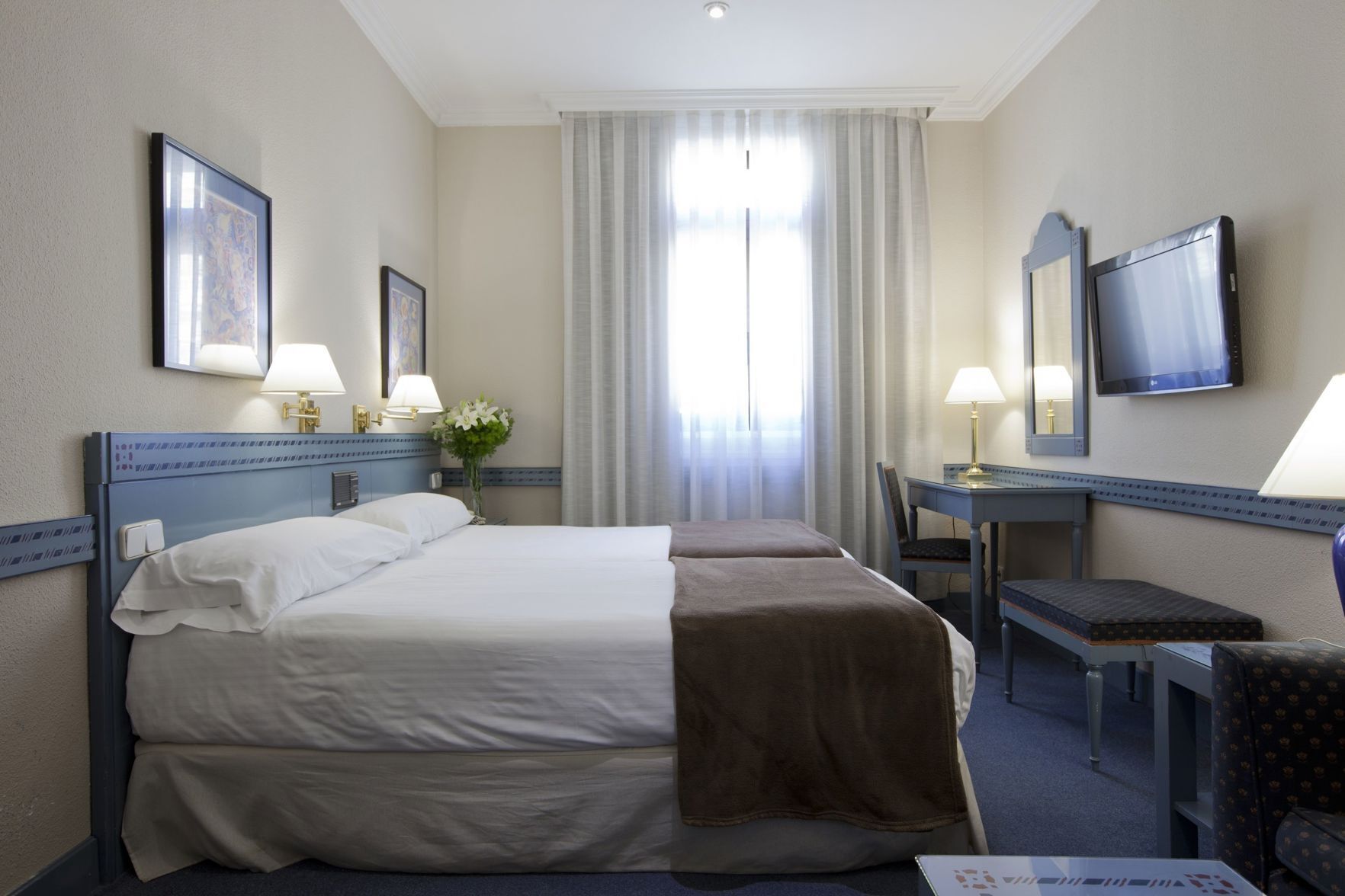 Colchones con pillow-top, minibar y caja de seguridad en la habitación 
