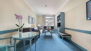 Surmatelas, minibar, coffres-forts dans les chambres, bureau