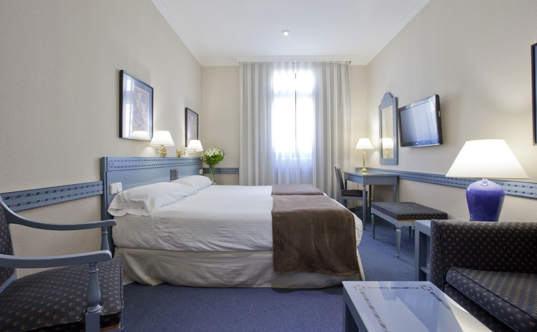 Colchones con pillow-top, minibar y caja de seguridad en la habitación 