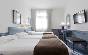 Estudio (3 people) | Camas con pillow-top, minibar y caja de seguridad en la habitación 