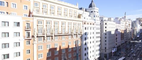 Un hotel de varios pisos con un estilo arquitectónico clásico, que cuenta con balcones y ventanas amplias.