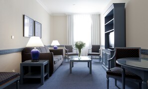 Suite (2 adults + 2 children) | Camas con pillow-top, minibar y caja de seguridad en la habitación 